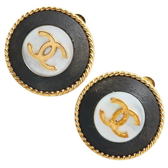 CHANEL CC Logos Black Round Shell Clip-On Earrings Gold Tone 96P Auth w/Box - Picture 1 of 7